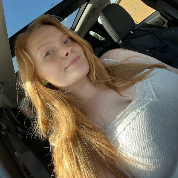 Meet your Posher, Amanda - Picture 1 of 3